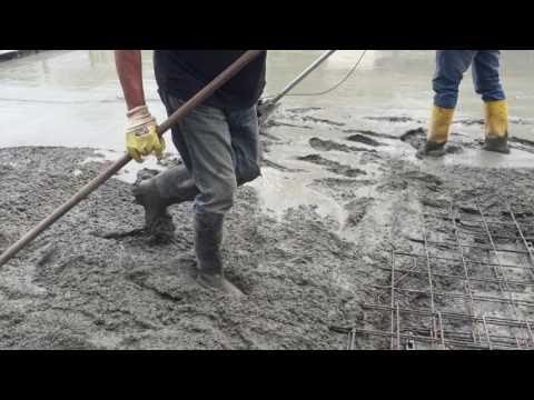 Gießen und Glätten der Bodenplatte unseres Hauses - #1