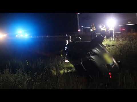 Auto op kop in sloot A50 Nistelrode, bestuurder gewond 