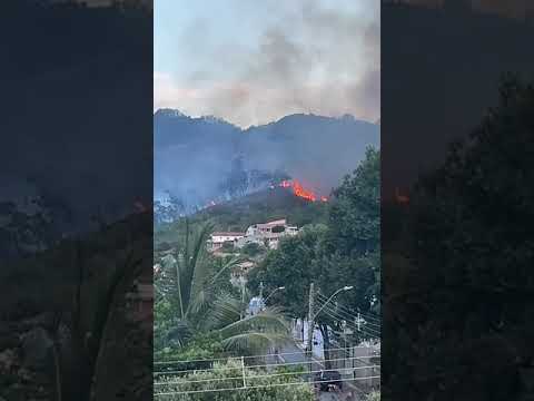 ITARANA-ES.Imagens foram registradas de chamas de fogo na região Sudeste.