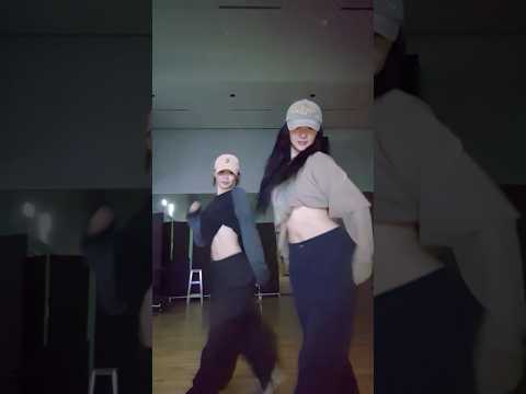 these girls are crazy mental⚡️ #LE_SSERAFIM #르세라핌 #KIMCHAEWON #김채원 #HUHYUNJIN #허윤진 #Shorts