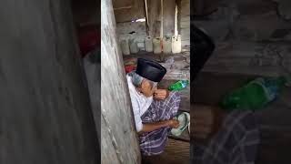 preview picture of video 'Viralkan!!! Seorang Kakek Hidup Sebatang Kara Di Kolagana BAUBAU'