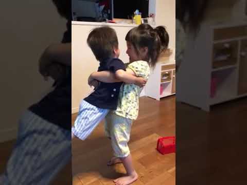 【双子の兄弟】兄に泣かされた弟を抱っこしてあやすお姉ちゃん