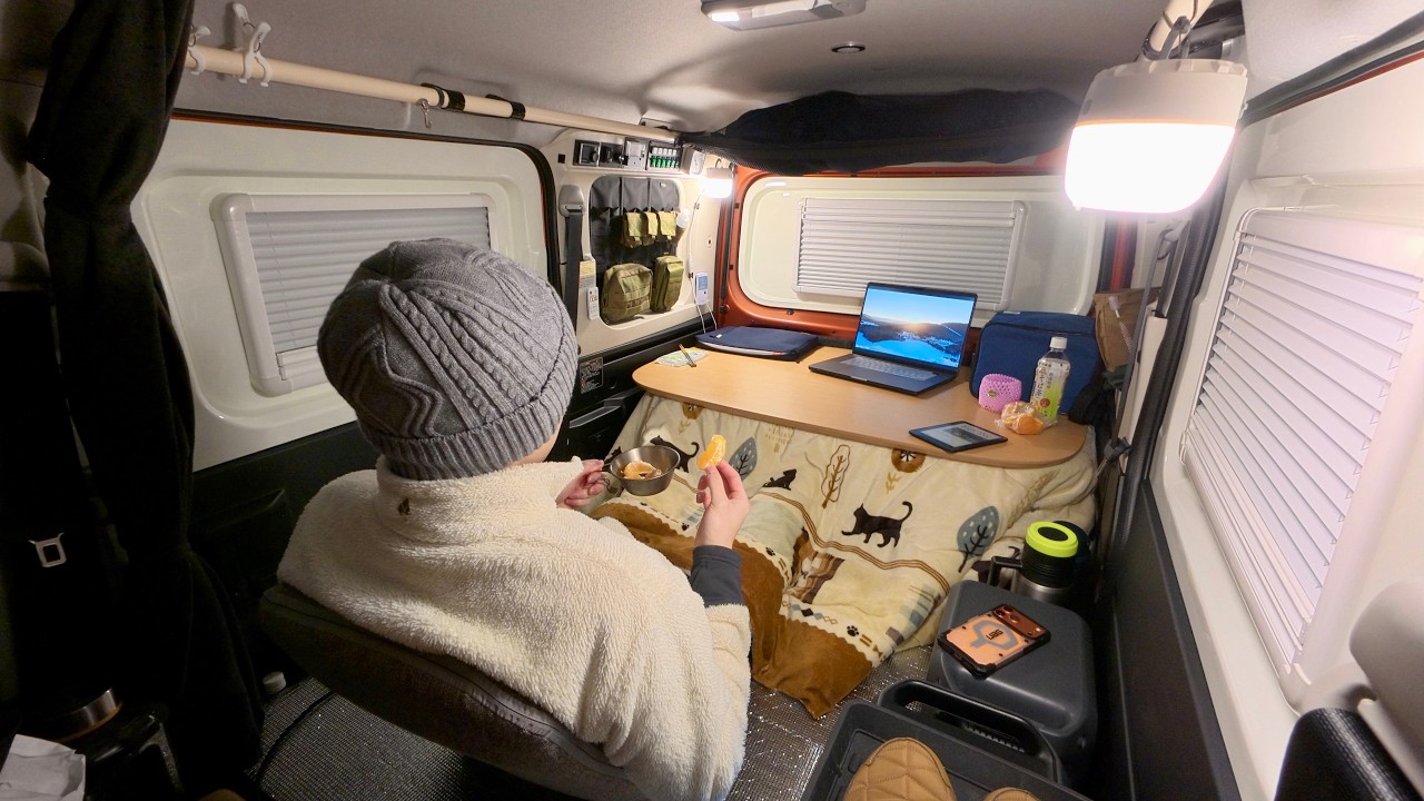 軽自動車の後ろに設けた秘密基地で車中泊