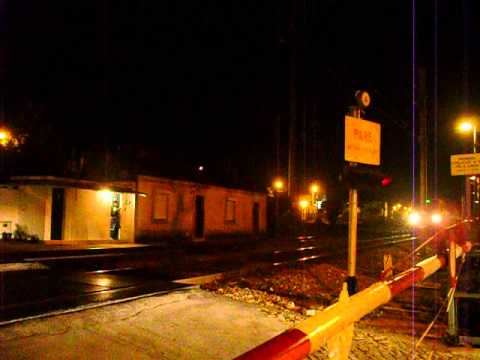 Comboio a passar passagem de nível em Vila Nova de Gaia