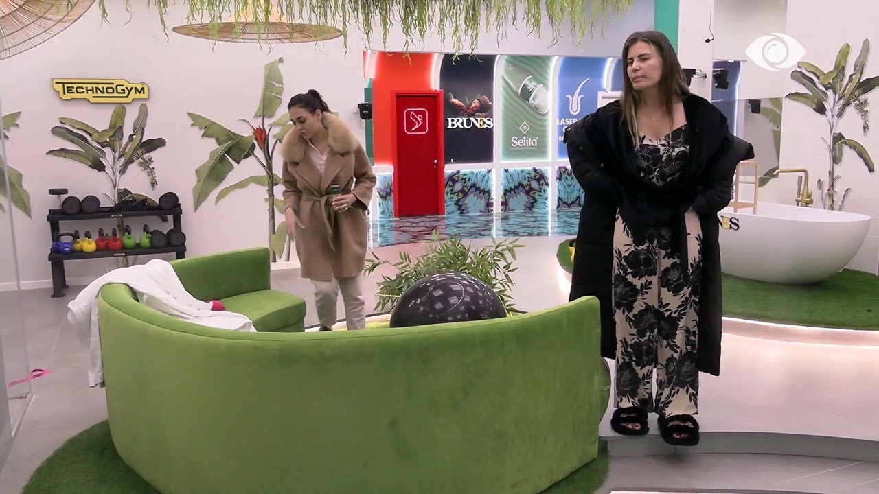 “Më lër rehat”/ Debat mes Valbonës, Rozanës dhe Livias për kapelen e babit të saj