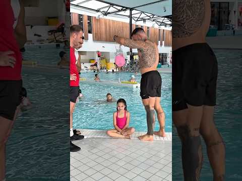 Comment mettre un bonnet de bain à sa fille ? 🏊‍♀️#humor #family #swimming #pool #piscine