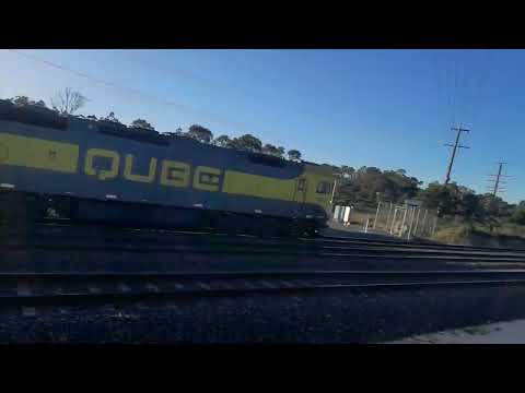 G532 (QUBE) leading an Apex Quarry Train passing Wallan-Kilmore Rd Crossing