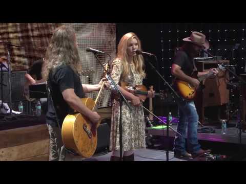 Jamey Johnson with special guest Alison Krauss – Ghost in This House (Live at Farm Aid 2016)