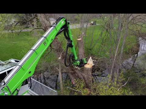 Sennebogen 718 E with a remote control chipper