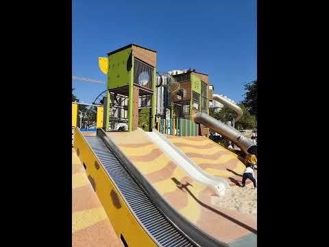 香港深水埗公園兒童遊樂場,超高滑梯,兩個高空通道,兩個沙池玩沙,更衣洗手洗腳設備,長沙灣地鐵站a1出口