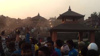 preview picture of video 'Lowering of Yeo-Sin-Deo Pole - Bisket Jatra of Bhaktapur 2069/070'