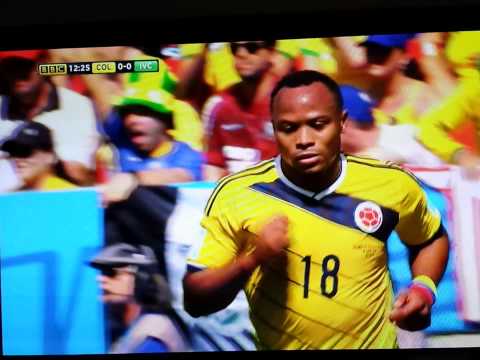 Zuniga nutmegs Gervinho