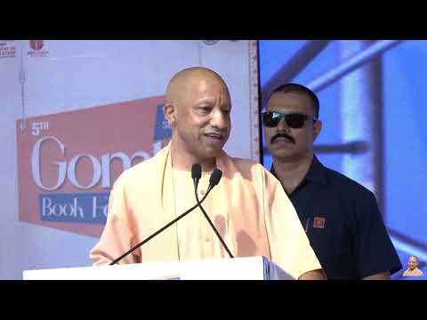 लखनऊ विश्वविद्यालय परिसर में आयोजित 5वें 'गोमती पुस्तक महोत्सव-2026' का उद्घाटन करते हुए मुख्यमंत्री योगी आदित्यनाथ