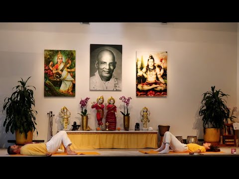 Rückenyoga mit Ramani - Yoga Vidya Ashram Live - 9:15 Uhr 22.09.2021