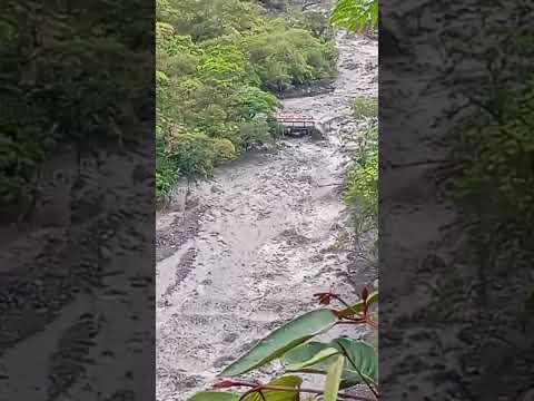 el rio se fue por encima del puente