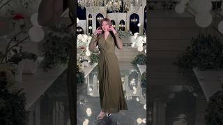 فستان زيتي بتصميم ناعم ولمسات لامعة