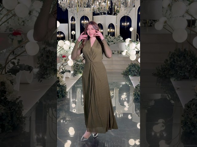 فستان زيتي بتصميم ناعم ولمسات لامعة