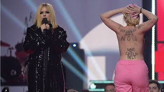 WATCH: Avril Lavigne swears at protester who jumps onstage at JUNO Awards