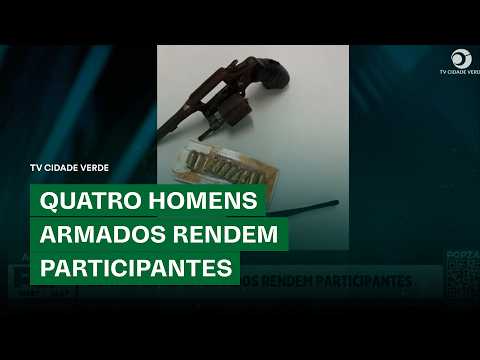 Quatro homens armados rendem participantes