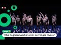 Jonge balletdansers geven eindoptreden op groot podium