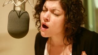 Carrie Rodriguez performs 'I Cry For Love'