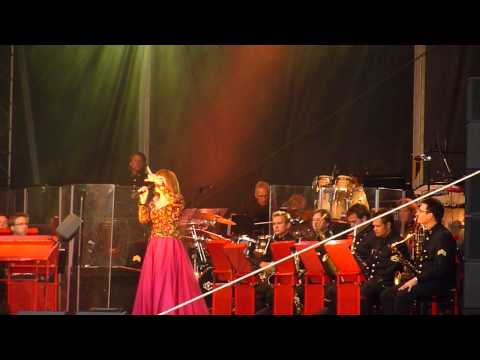 Orkest Koninklijke Luchtmacht & Liesbeth List - Heb Het Leven Lief (Kanaalconcert 2010) 1/5
