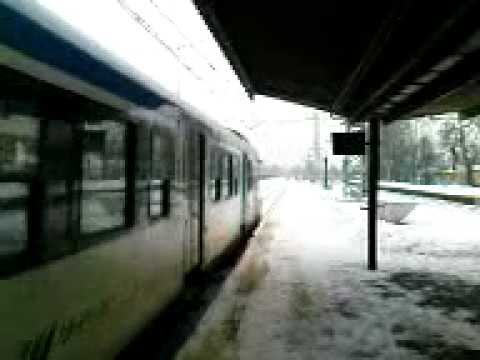 Katowice Ligota: ,,Kibel'' o nr 2 120 808 do Sosnowca z Tychów wjeżdża na peron (19.01.2013)