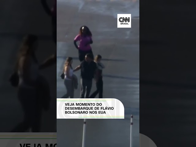 Veja momento do desembarque de Flávio Bolsonaro nos EUA