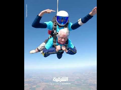 شاهد بالفيديو.. بريطانية تقفز بالمظلة من طائرة احتفالاً بيوم  ميلادها الـ 102