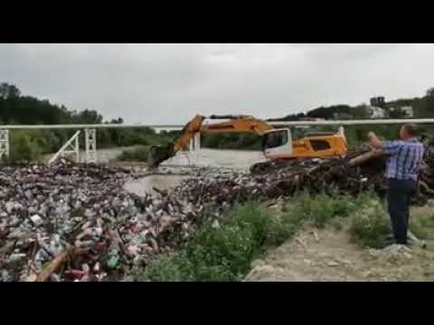 Intervenție cu utilajele pe râul Olteț, la Balș