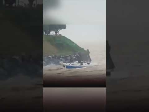 ventania faz embarcação naufragar em frente a orla de Parintins no Amazonas