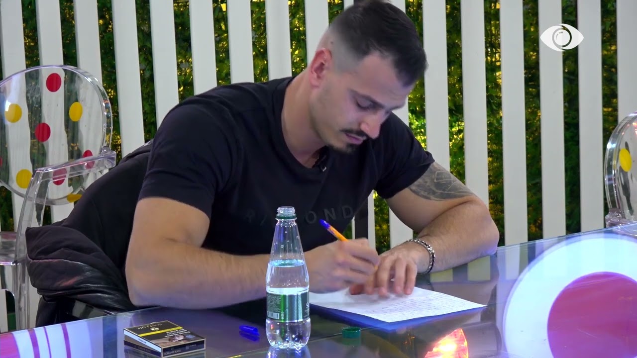 Mateo përlotet teksa shkruan letrën