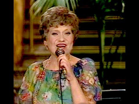 Gaál Gabriella nótákat énekel