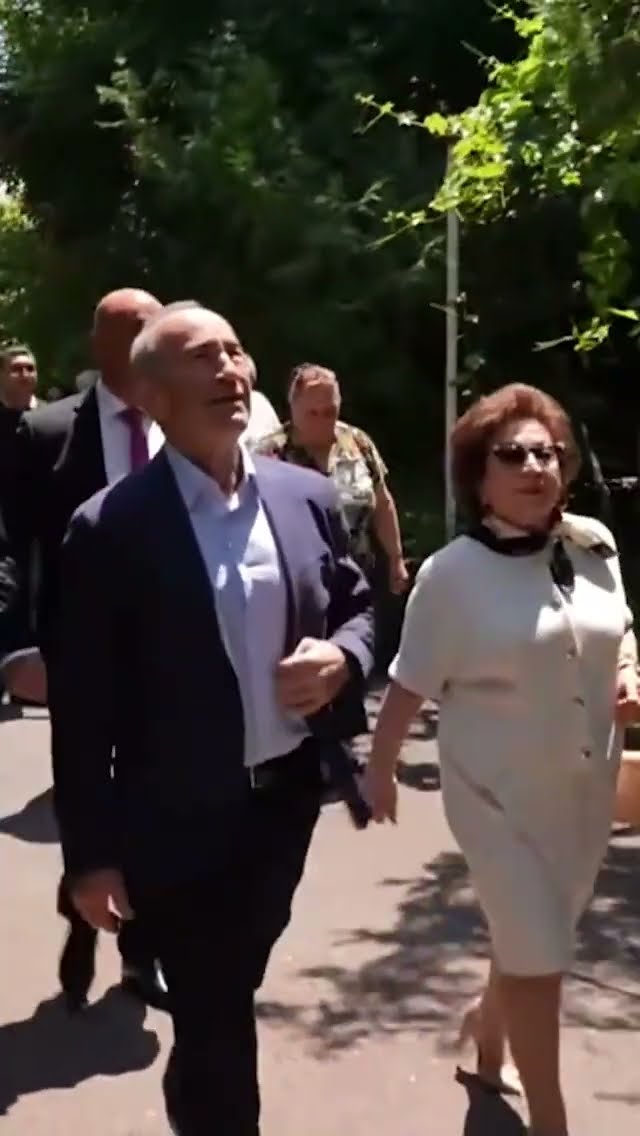 Ընտրատեղամասի մոտ Բելլա Քոչարյանին ծաղիկներ նվիրեցին