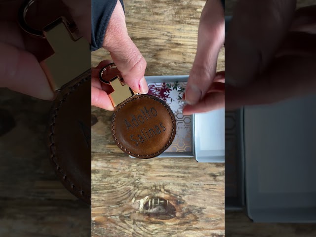 Vídeo relacionado con BOBOZHONG llaveros de ancla,2 piezas Llaveros Enamorados,Amuleto de la suerte de Metal,regalo de recuerdo con timón,para recuerdos náuticos de fiesta de boda,Regalo para amantes del mar
