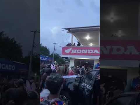 ⚠️ ABSURDO: GARRAFA É ARREMESSADA DE VARANDA CONTRA FOLIÕES EM BORBA