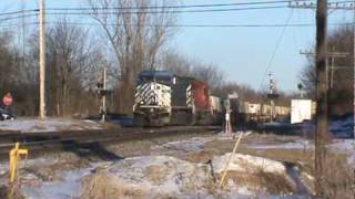 preview picture of video 'CEFX 1027 leading CP #231 through Merrickville Ontario'