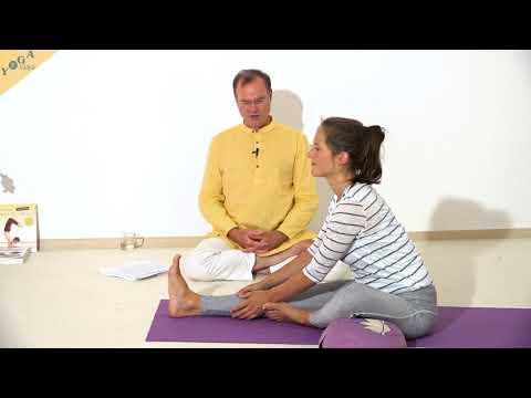 Halbe Vorwärtsbeuge mit Händen am Unterschenkel - Yoga Asana Lexikon