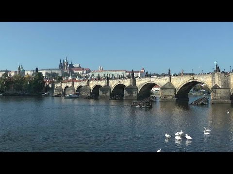 Tajemný poklop ve Vltavě u Karlova mostu - Praga