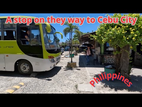 O ônibus da ilha de Bantayan para o terminal de ônibus Cebu North faz uma parada no meio do caminho.