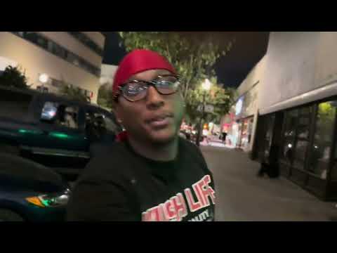 Charlie Explores Downtown Bakersfield on Saturday Night. (미친 대머리 거지 노인이 토요일 밤 베이커스필드 시내를 방문합니다.)