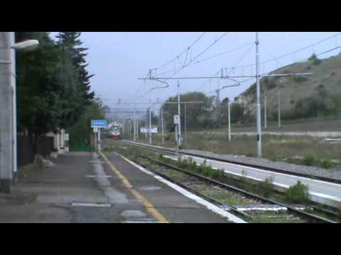 TRENO IC 703 PROVENIENTE DA ROMA T NI PER BARI C LE IN TRANSITO A BOVINO  sotto la pioggia