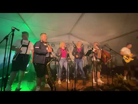 Dvojčici na kvadrat in Ansambel Kiper  - MOJ FANT JE VETERNJAK  👍 Veselica Sladka gora 🎤