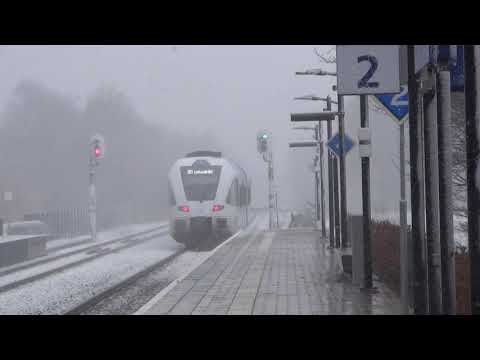 RE1 richting Leeuwarden raast door station Hurdegaryp in de sneeuw!
