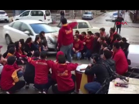 سيارة تدهس مشجعين بإسطنبول - فيديو