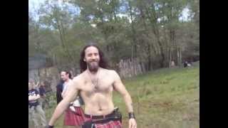 preview picture of video 'Giochi di forza celtici: lancio del tronco (Festa celtica di Beltane, 05/05/2012)'
