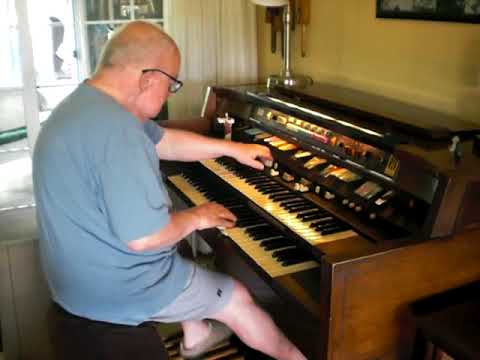 Mike Reed plays a "Trio de Bossa-Nova" on his Hammond Organ
