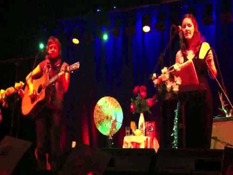 Chris Mallory and Kara Lonergan performing with Clare Bowditch