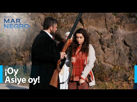 Asiye saluda a Mustafa con un rifle en el camino - Mar Negro Capítulo 4 | Fugitiva