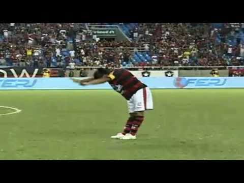 Ronaldinho Gaucho ao final de sua estréia reverencia a torcida do Flamengo